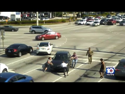 Video shows good Samaritans rescuing unconscious driver in Boynton Beach