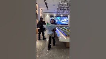 #李玉刚 【新鮮玉】2025 03 15長影音樂廳看舞劇《人蔘》的可愛玉，像個上課掉頭接耳的孩子！轉身這個又好像是跑到啥房地產商（華宇上和院)那裏去了，又被路人……！李玉剛 相當牛牛老大微博