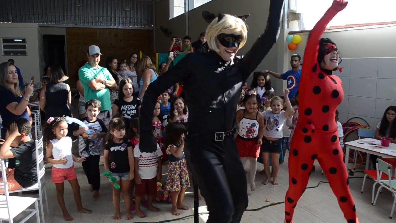 As crianças dançando com a Ladybug e o catnoir ( Magia das festas)