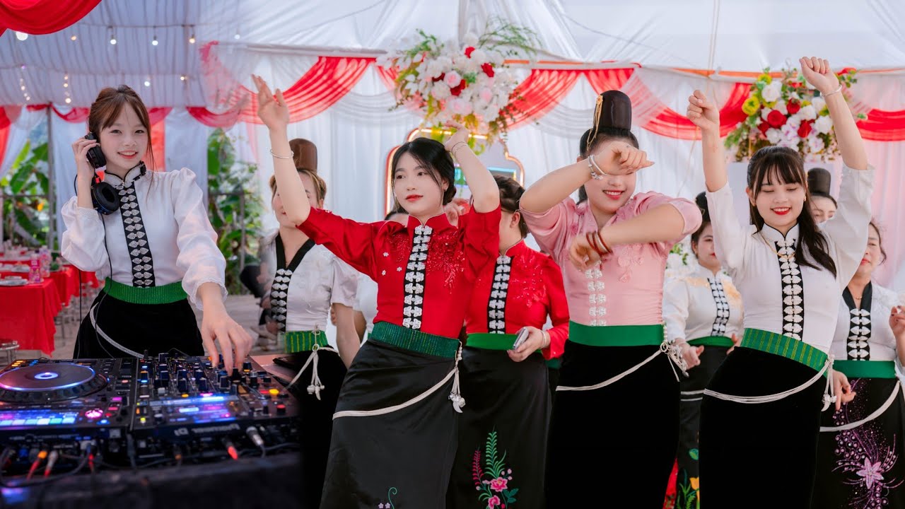 NHẤT CHỊ EM BẢN BÓ LANH XÃ THUẬN CHÂU NHẢY MỪNG ĐÁM CƯỚI 