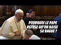 Pourquoi le pape refuse quon baise sa bague