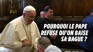 Pourquoi le pape refuse qu'on baise sa bague