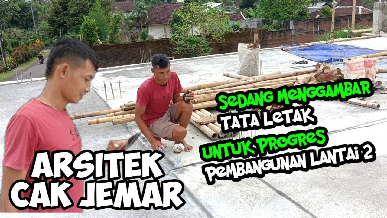 ARSITEK CAK JEMAR SEDANG MENGGAMBAR TATA LETAK RUANGAN UNTUK PEMBANGUNAN LANTAI 2