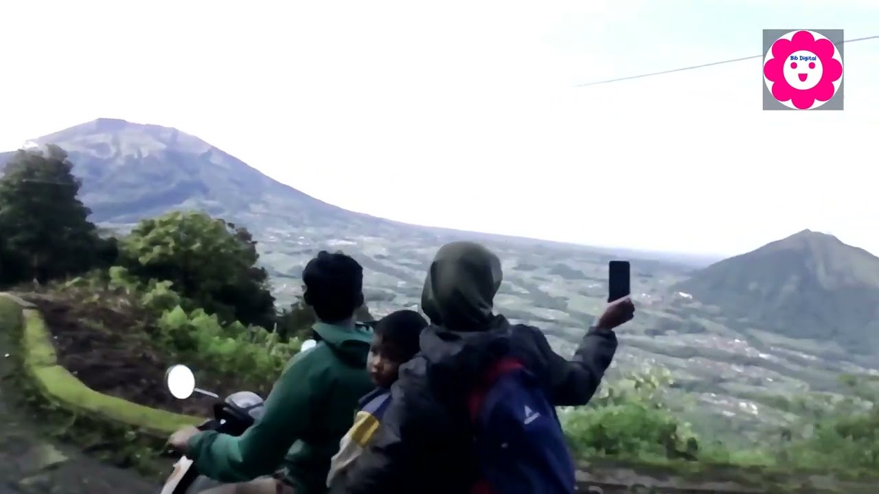 Panorama Puncak Gunung Telomoyo di Magelang Jawa Tengah terlihat 7 Gunung dan Danau Rawa Pening