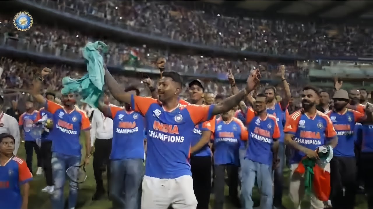 Hardik Pandya catches crowd tshirt, bumrah can't control his laugh 😂 