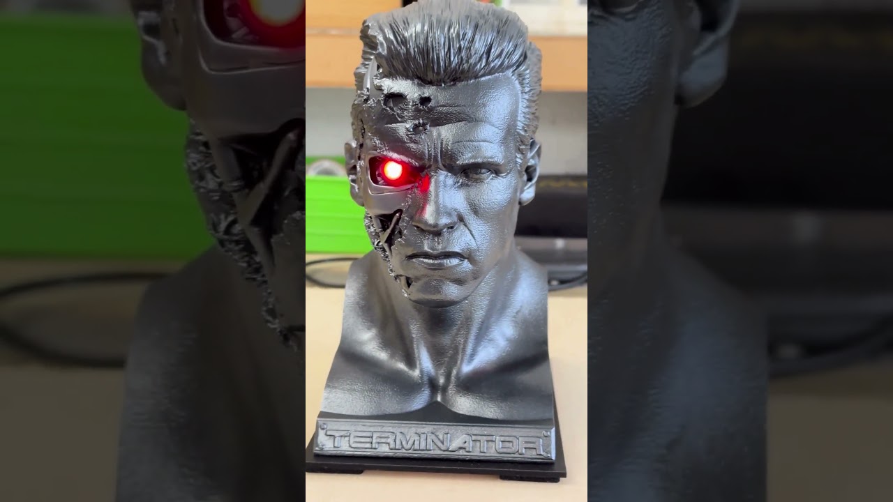 Statua del Terminator T-800, Action figure di Arnold Schwarzenegger con LED integrati, Endoskeleton