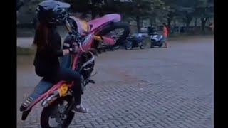 Story wa Super moto cewek cantik jatuh dari motor