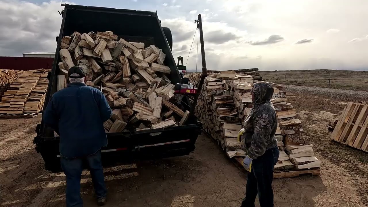 Складывание дров согревает душу.