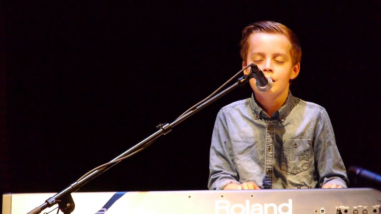 Rhys Lloyd performs Let Her Go by Passenger