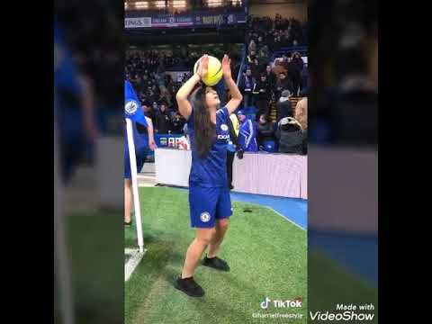 بنات يلعبون كرة قدم في ملعب بطولة عالمية 2020