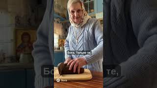 Священник молится за семью. Жми WhatsApp в профиле и получи слово Божие.