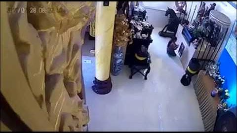 [Tin Nóng] Người phụ nữ “câu” trộm tiền ở thùng công đức trong chùa