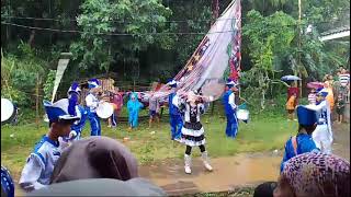 Drumband Singa Sakti Tampil Di Desa Gambangan Maesan Di Guyur Hujan Lebat