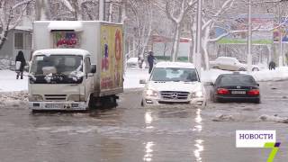 На Варненской из-за аварии образовалось огромное озеро на несколько кварталов(В Одессе на улице Варненской из-за аварии образовалось огромное озеро, которое заняло сразу несколько квар..., 2017-01-11T13:07:41.000Z)