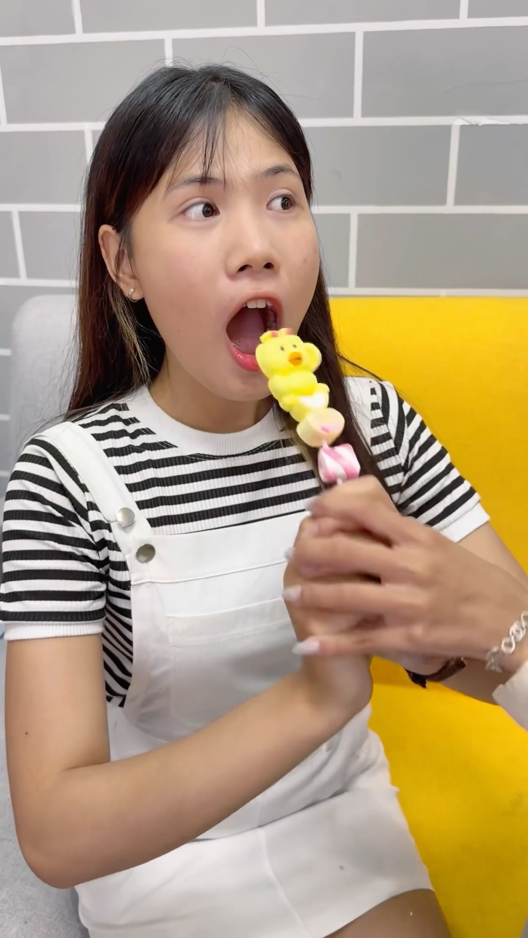 LNS - Câu chuyện về cây kẹo mút bẩn || Dirty lollipop story #shorts