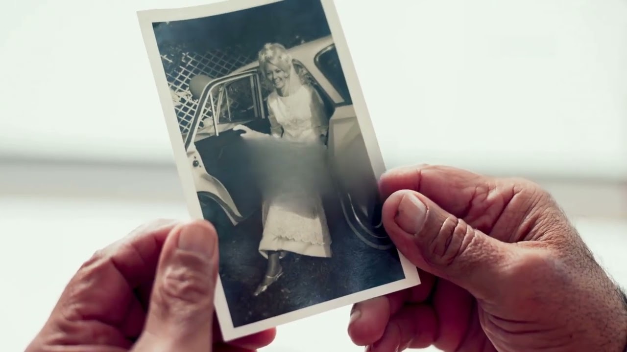 The Photograph That Smiled Back 📸 | Short Mystery Story in Hinglish | 