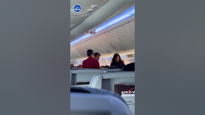 Passenger screams at flight attendants to move 'dirty man'