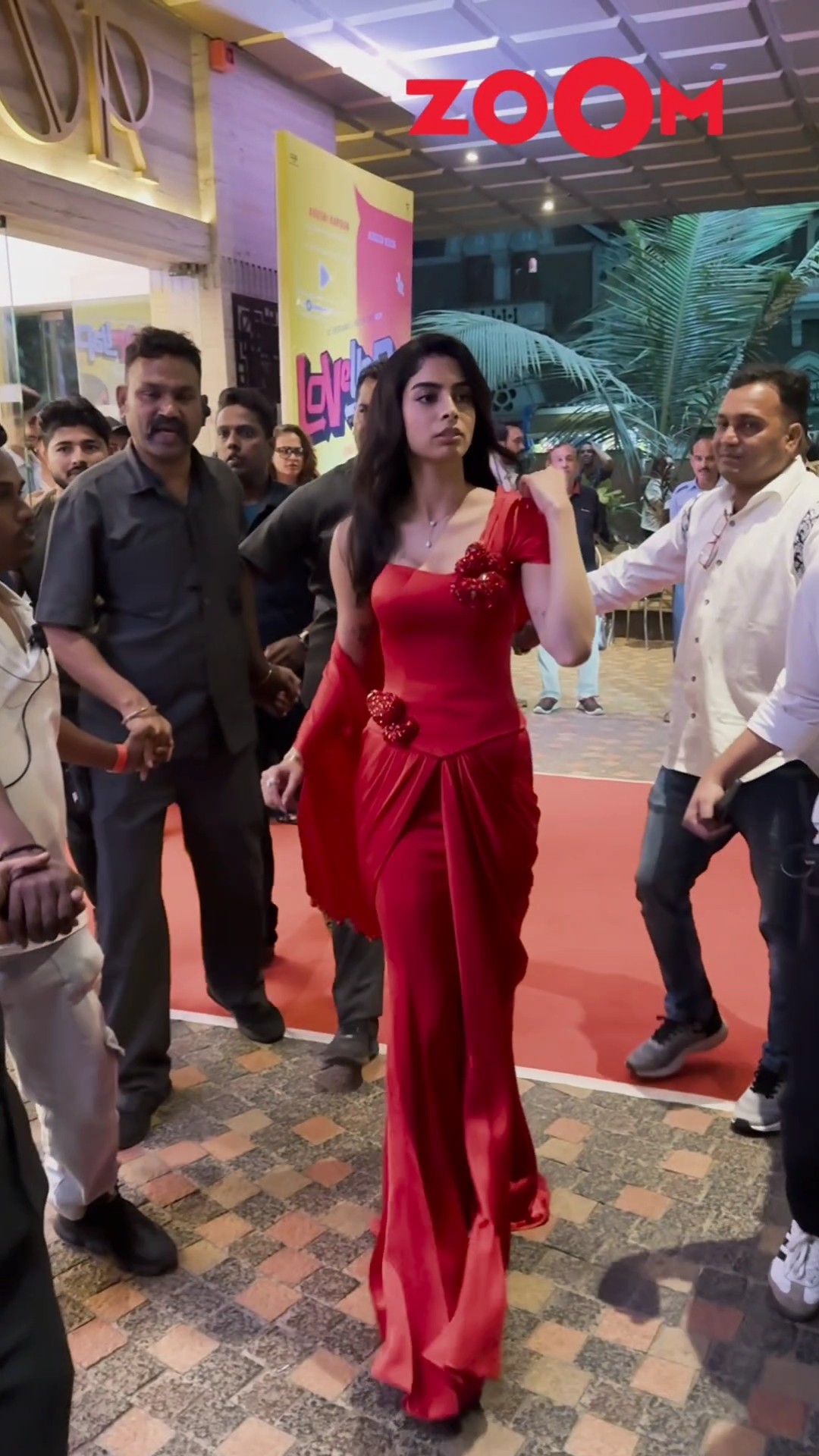 Khushi Kapoor looks RAVISHING in red dress at the trailer launch of her film Loveyapa ? #shorts