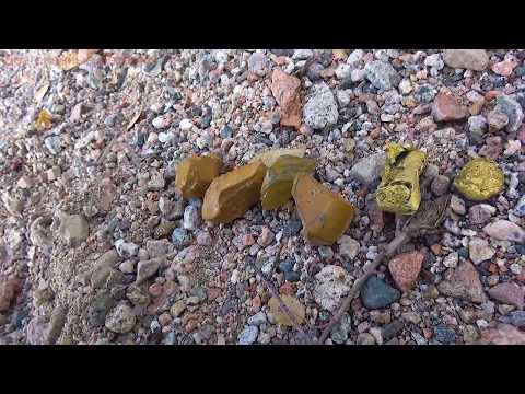 Камень желтый амблигонит нашел возле речки