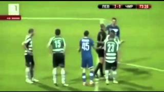 Il fonce dans l'arbitre qui signale un penalty