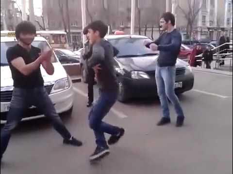 Пьяные армяне. Дагестанцы танцуют. Лезгинка на улице. Дагестанцы лезгинка. Кавказцы танцуют лезгинку.