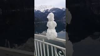 На Озере Рица тает снеговик, февраль же на дворе.  Ваш #ДругИзСочи