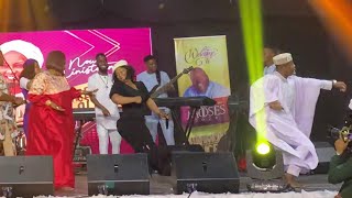 APEKEOLA & WOLI AGBA INVOLVED IN DANCE BATTLE AS THEY SCATTER EVERYWHERE AT MOSES HARMONY CONCERT.