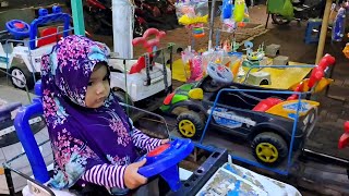 Keseruan Nayla Bermain Mobil Mobilan di Alun Alun Tanggul Jember