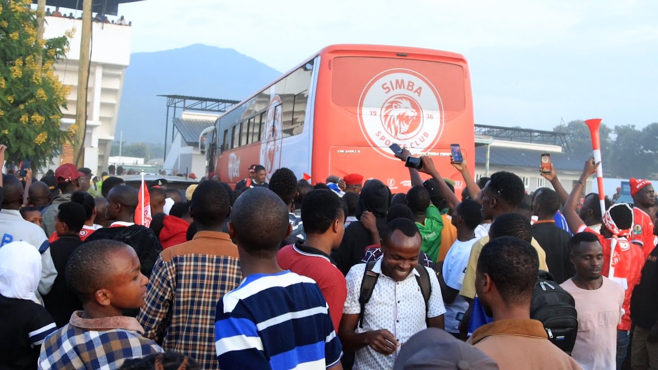 MASHABIKI WA SIMBA WALIVYO ZUNGUKA BASI LA TIMU BAADA YA MECHI KUISHA ...