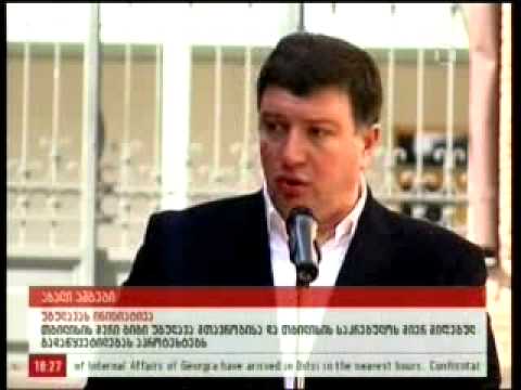 საკრებულოში მერის განცხადებას პასუხობენ.