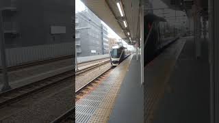JR東日本E261系電車（サフィール踊り子号用特急形車両）の回送列車、浦和駅を通過。JR EAST E261 for Saphir Odoriko Urawa Station JAPAN T RAIN