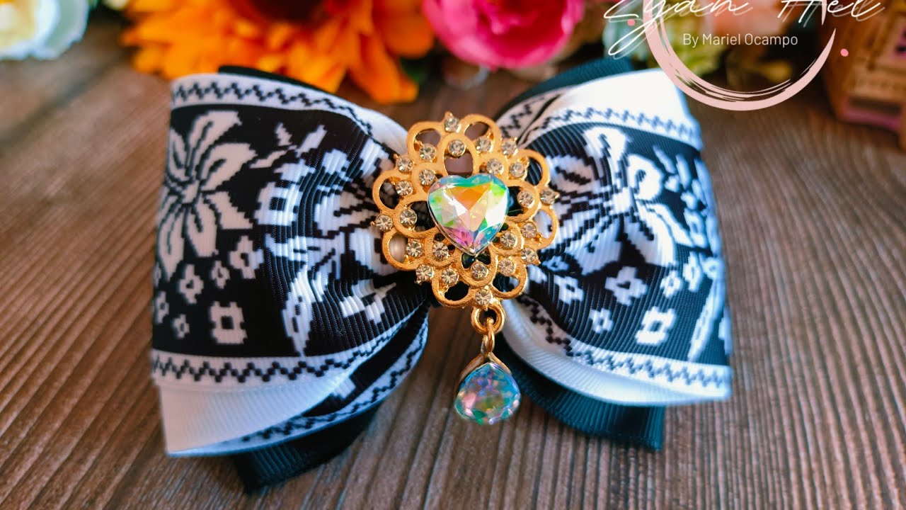 moño cruzado con listón de 5cm de ancho. 🎀