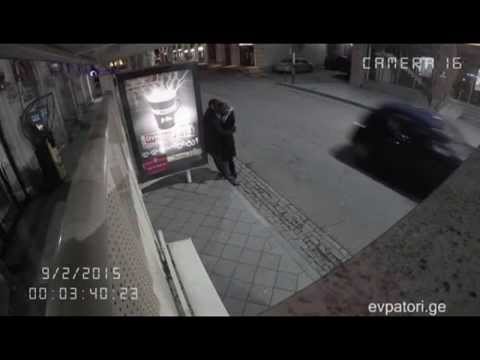 ვაჟზე მოძალადე ქალი და ქუჩაში ტრუსიკით გამოქცეული საყვარელი