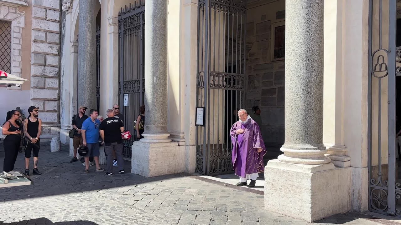 Funerali Jesto, l'uscita del feretro accompagnata dalle sue canzoni e dall'applauso dei fan