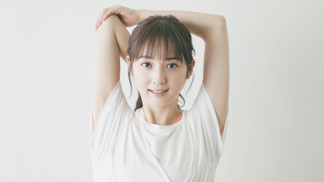 佐々木希 整体師に優しいまなざし 気持ちよさそうな顔してていいな と本音も カメラマンに扮したカラダファクトリー周年記念cmが公開 Youtube