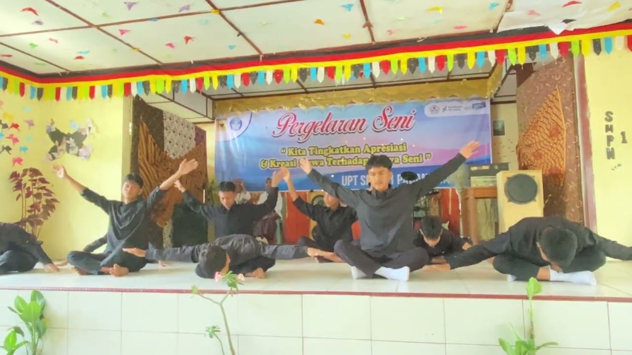 Tari Indang siswa kelas IX Spensa Pagan