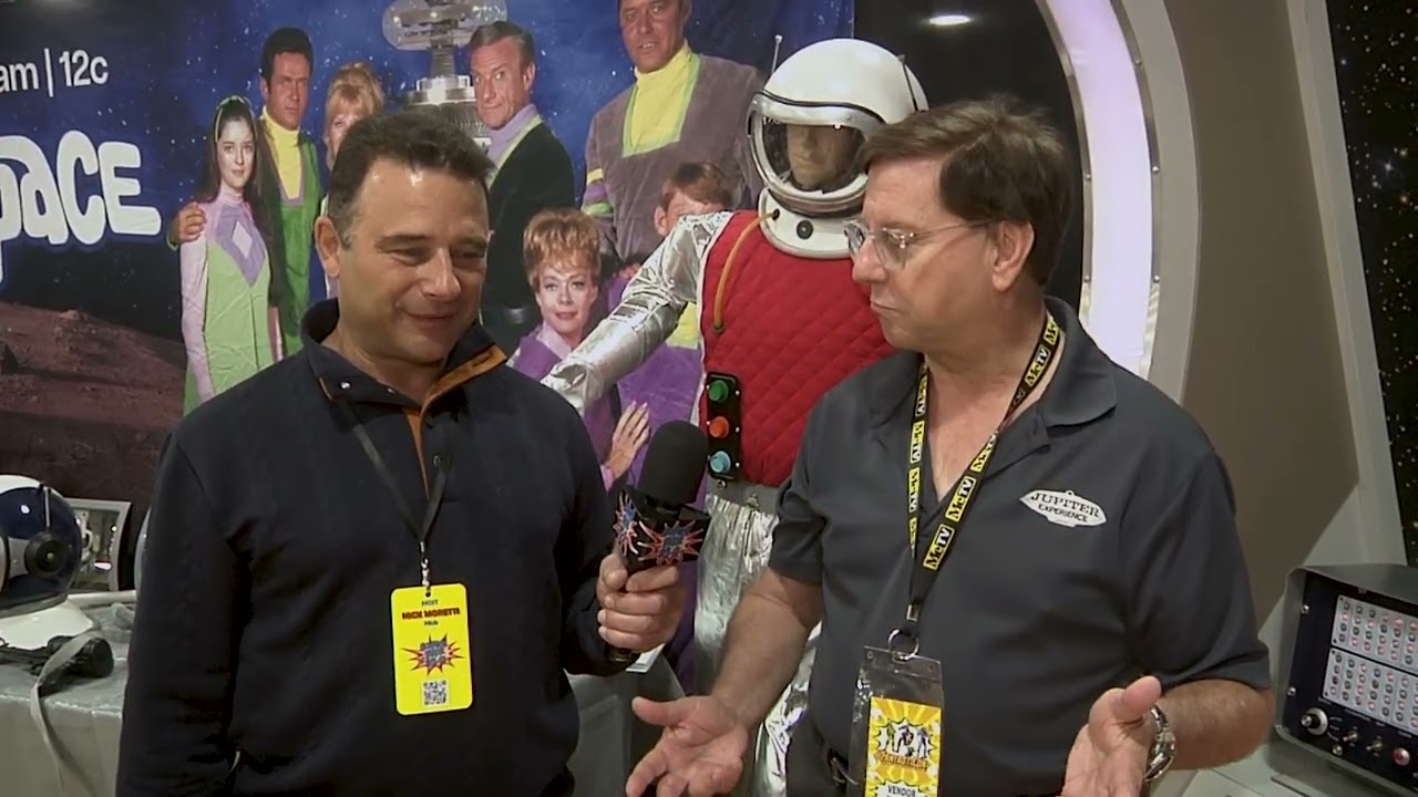 Фанат и коллекционер «Затерянных в космосе» Том Пфрогнер 