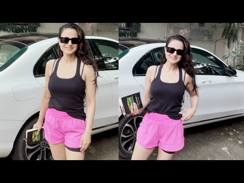 Ameesha Patel Spotted At Kromakay Juhu