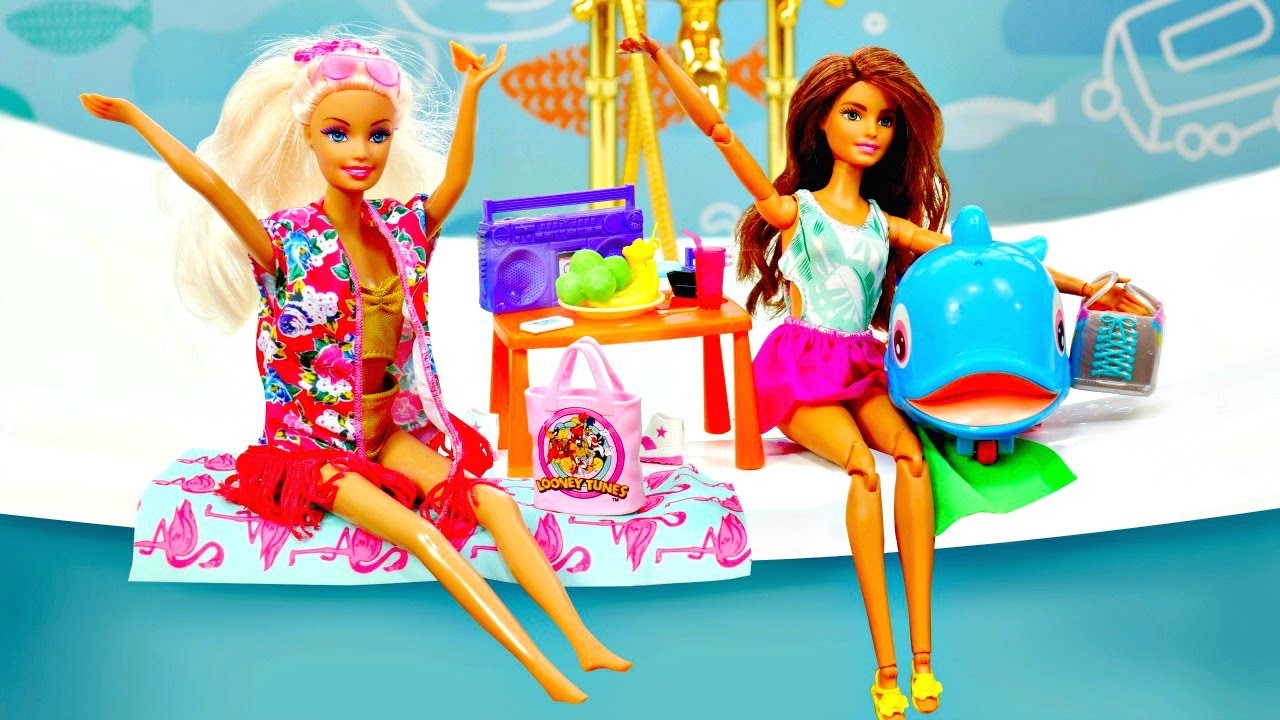 Barbie Video. Der kleine Wal holt Barbies Tasche aus dem Wasser ...