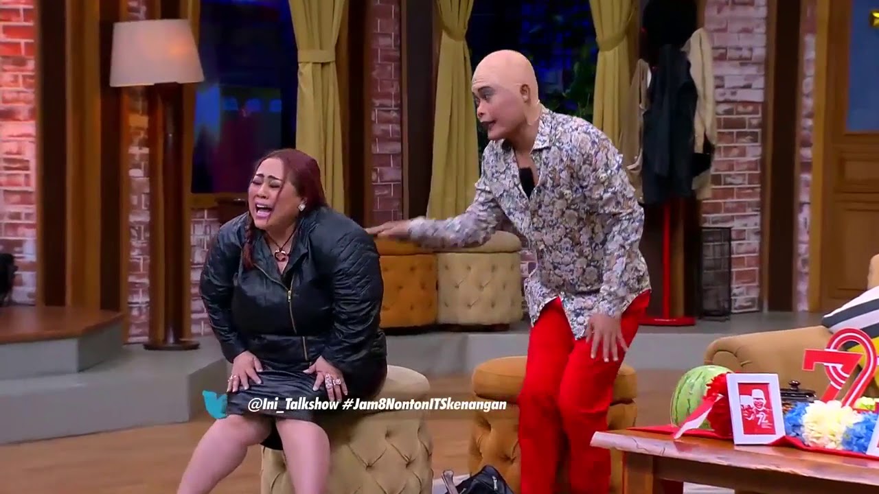 Nunung Ngompol's hilarious reaction to Oji Sakutra's comedy sketch