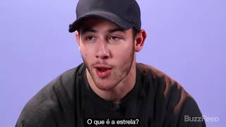 Nick Jonas lê tuítes safados sobre ele