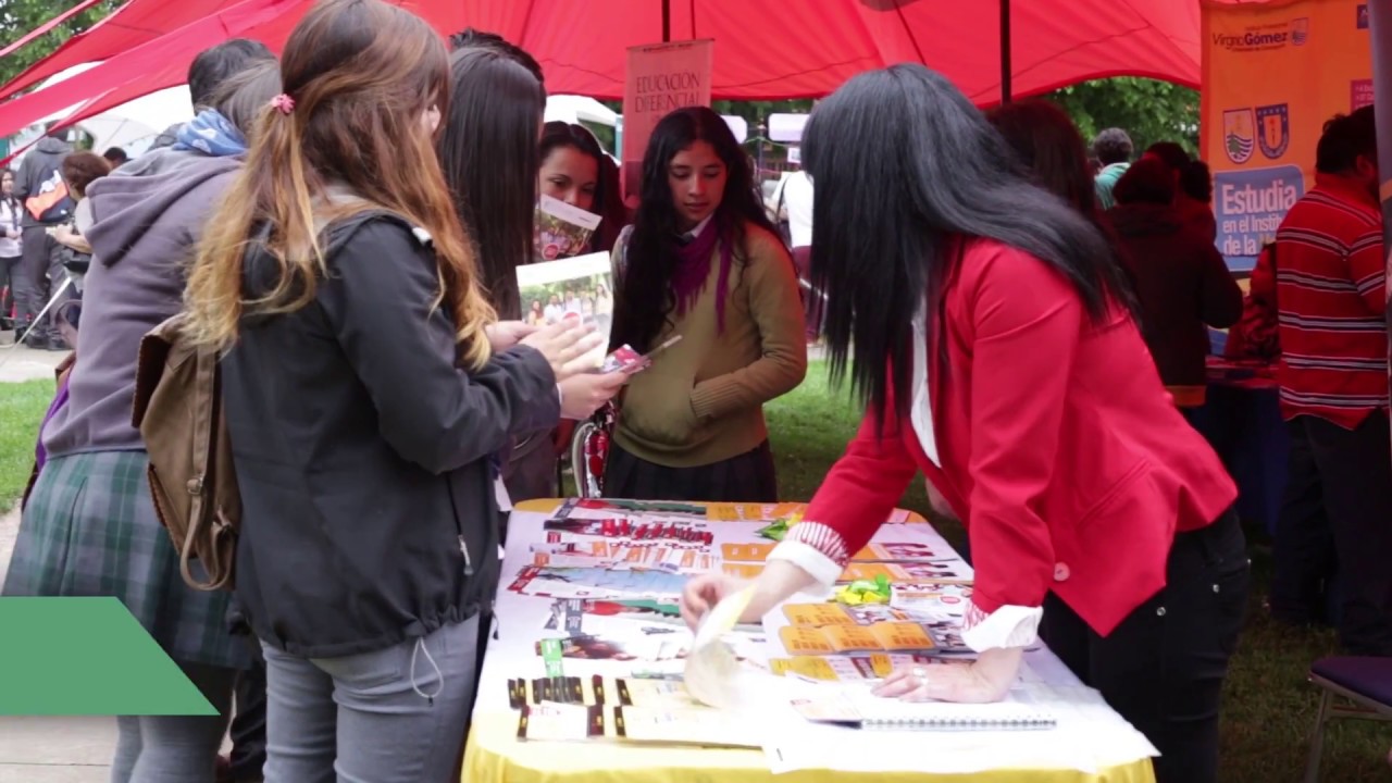 Nota / En Plaza de Armas se realizó la 1º Feria Universitaria y Liceana de Mulchén / 2016