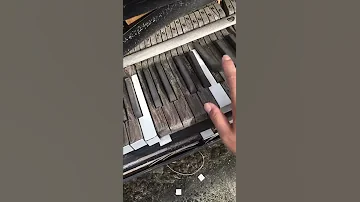 廃墟にあったグランドピアノ 