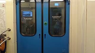 Прибытие на станцию метро Полянка на поезде Ока