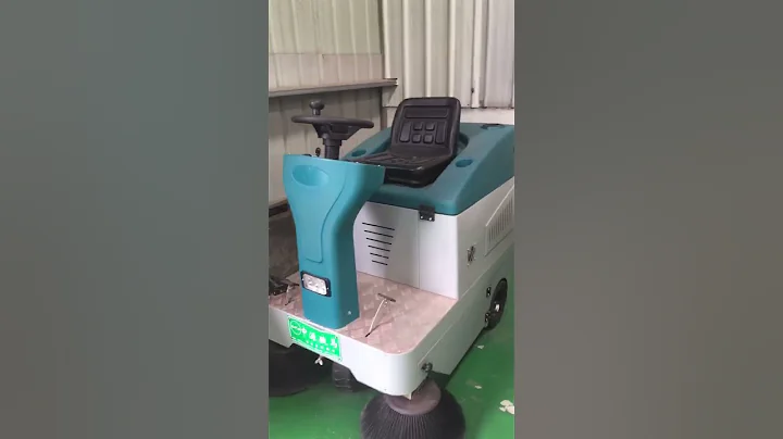 Electric road sweeper in auxiliary road & non motor vehicle lane  driving high pressure cleaning fan - DayDayNews