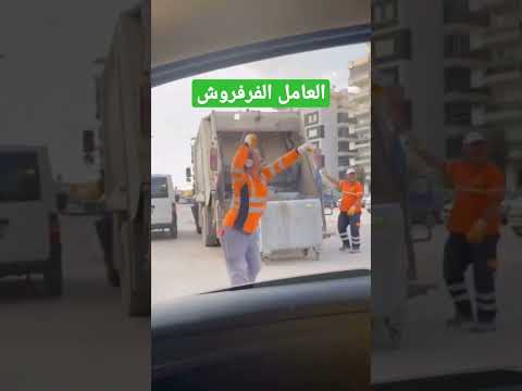 عامل نظافة تركي فنان مغمور 