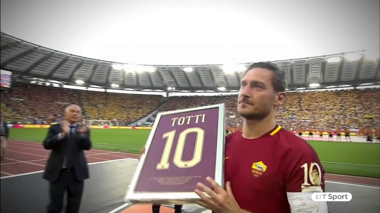 Supporters honour Francesco Totti in his final ever game for Roma