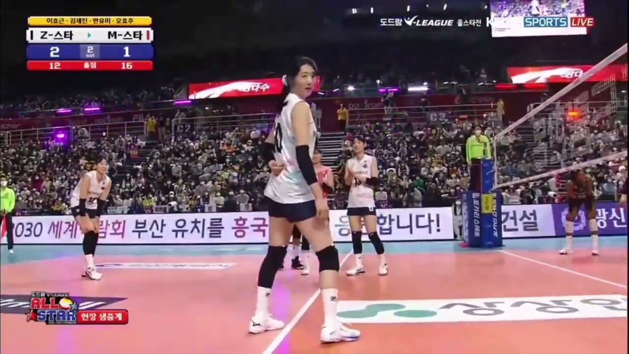 Korean National Volleyball star Kang So Hwi dancing to “Pink Venom” on KBSN Sports live broadcast.