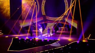 Video thumbnail of "LAURA PAUSINI XMAS GIFT - RESTA IN ASCOLTO (INEDITO WORLD TOUR)"