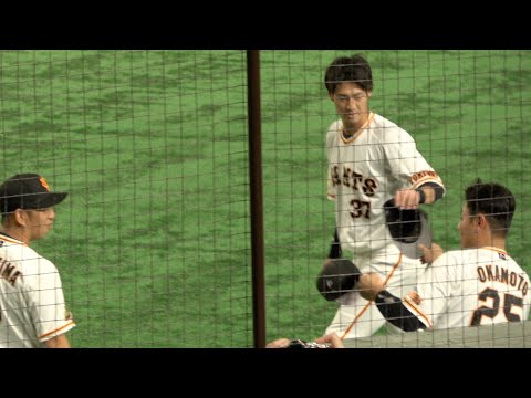 試合前にキャップを交換してみる岡本と若林